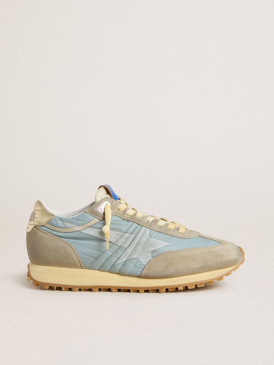 damesmarathon met lichtblauw nylon bovenwerk en pastelblauwe ster.