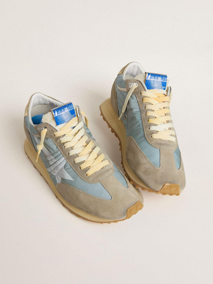 damesmarathon met lichtblauw nylon bovenwerk en pastelblauwe ster.
