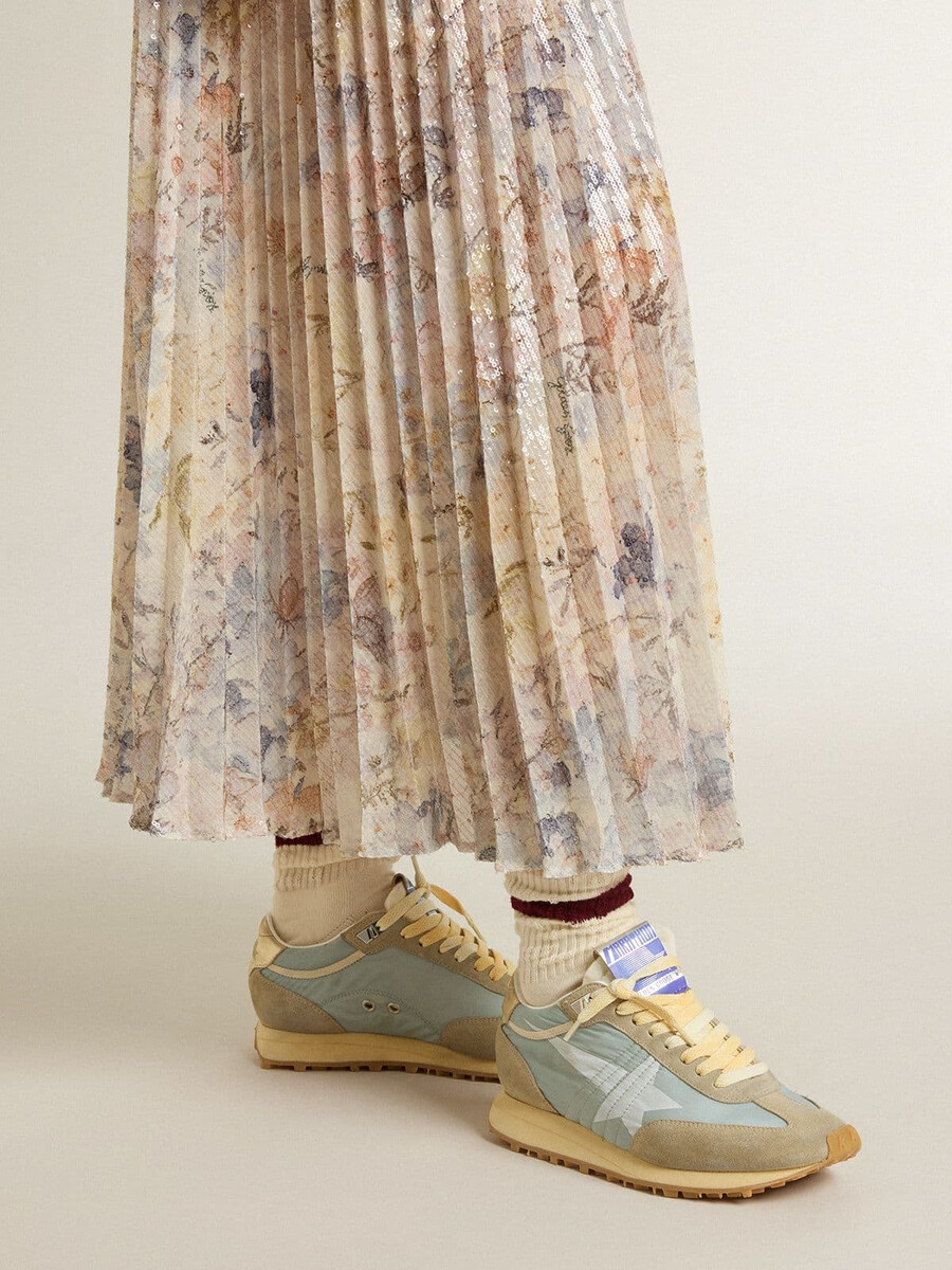 damesmarathon met lichtblauw nylon bovenwerk en pastelblauwe ster.