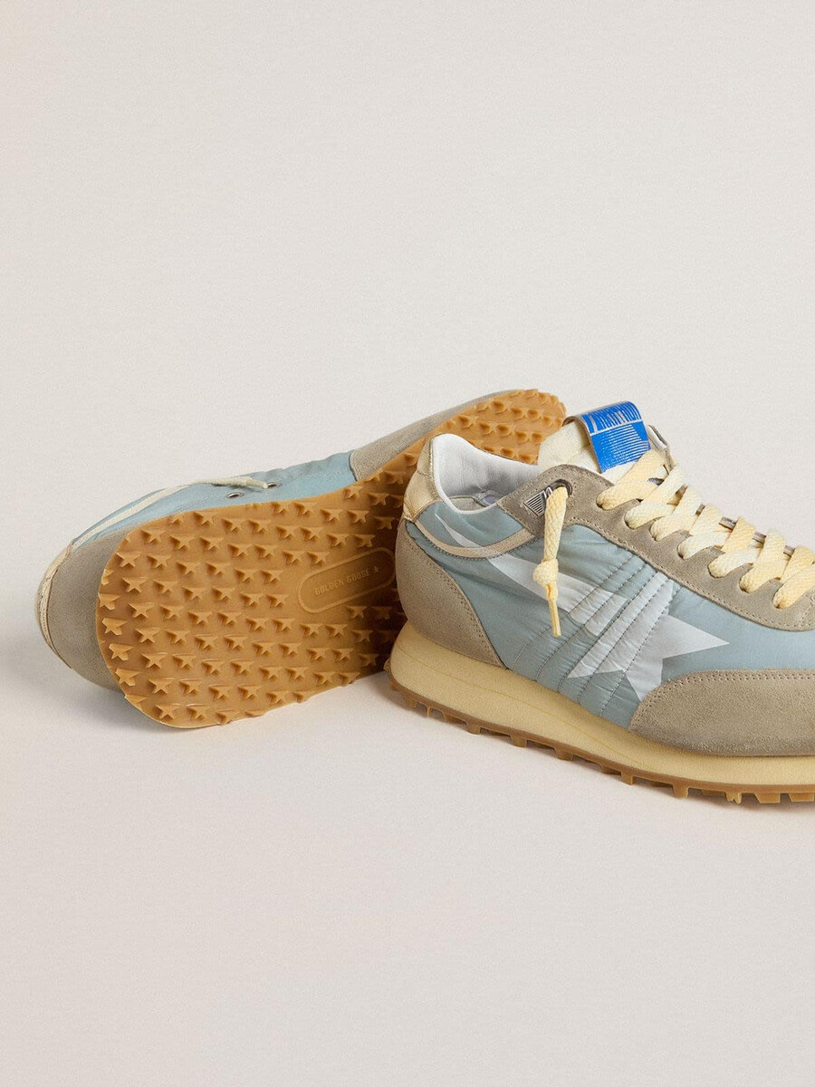 damesmarathon met lichtblauw nylon bovenwerk en pastelblauwe ster.