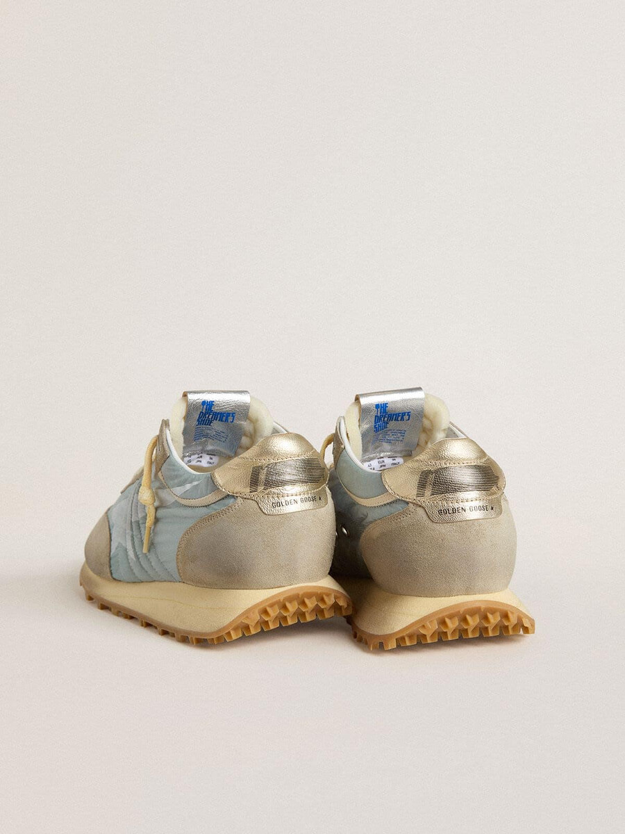 damesmarathon met lichtblauw nylon bovenwerk en pastelblauwe ster.