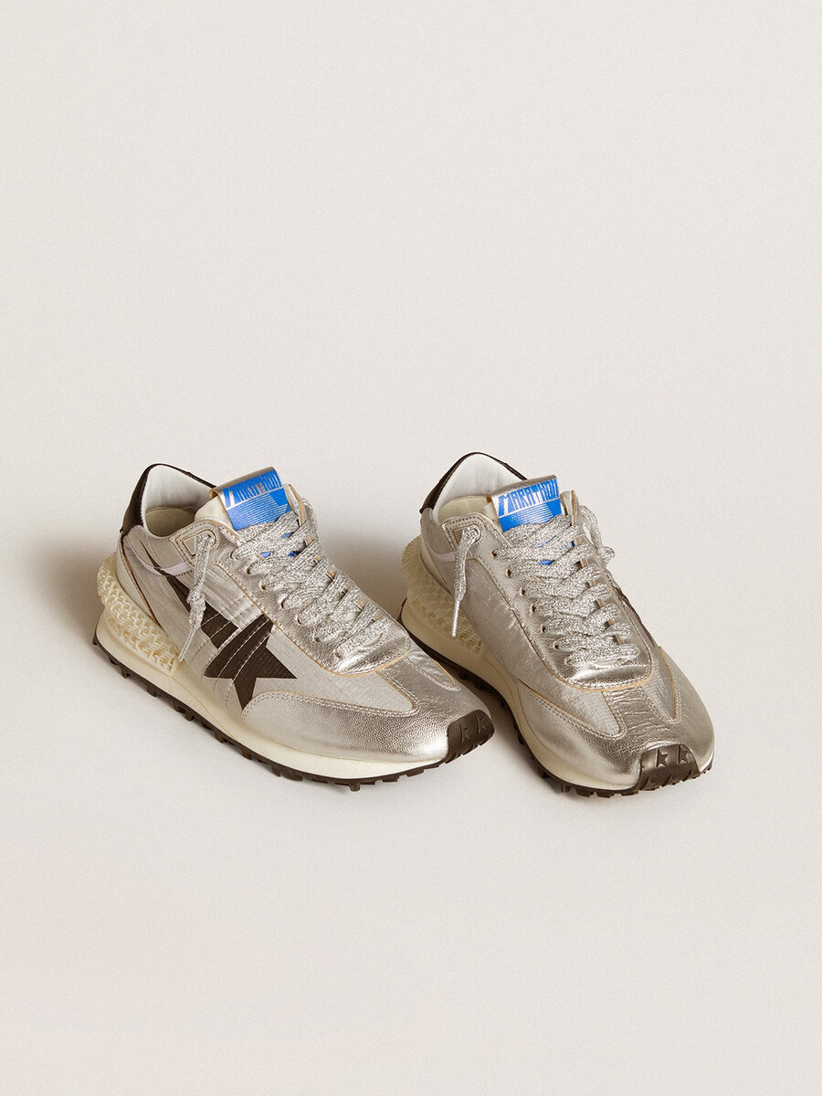 damesmarathon met zilverkleurig ripstop nylon bovenwerk en zwarte ster