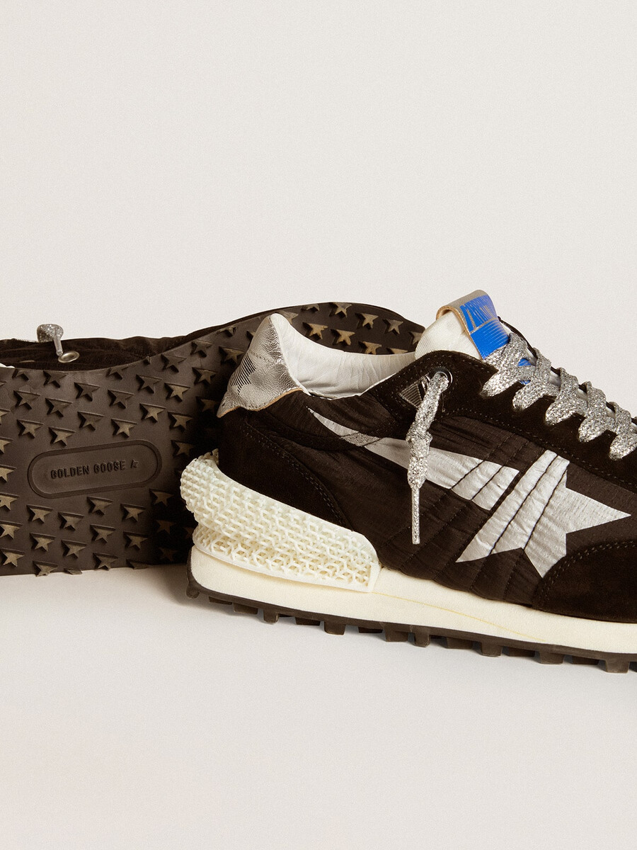 damesmarathon met zwart ripstop nylon bovenwerk en zilveren ster