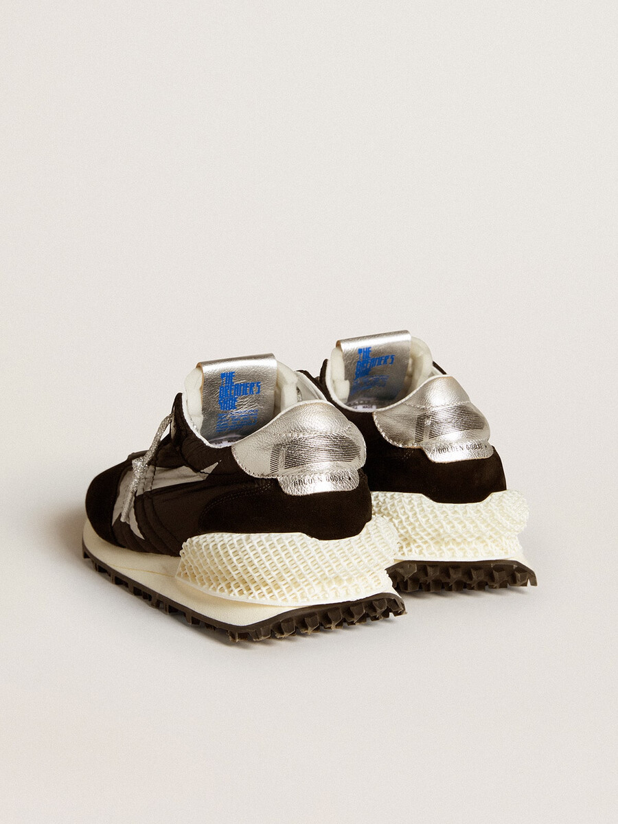 damesmarathon met zwart ripstop nylon bovenwerk en zilveren ster
