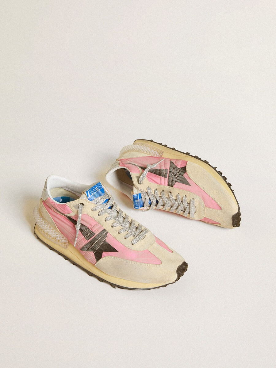 damesmarathon in roze nylon en beige suède met zwarte sterrenprint.