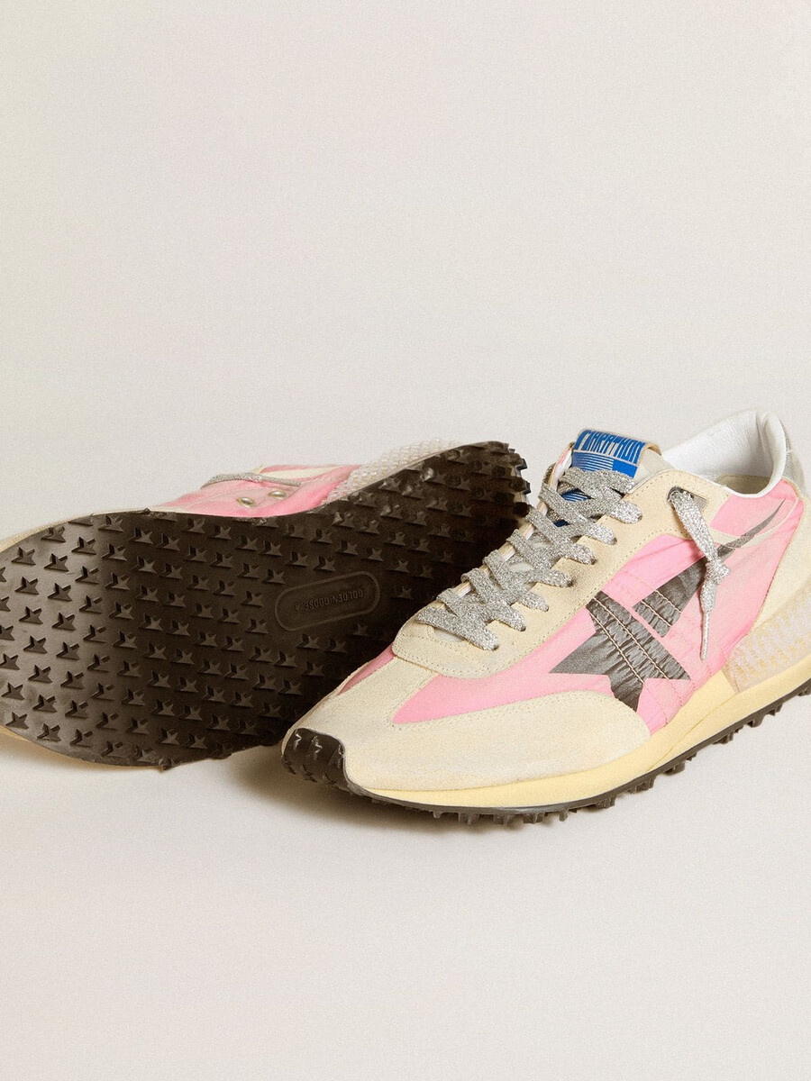damesmarathon in roze nylon en beige suède met zwarte sterrenprint.