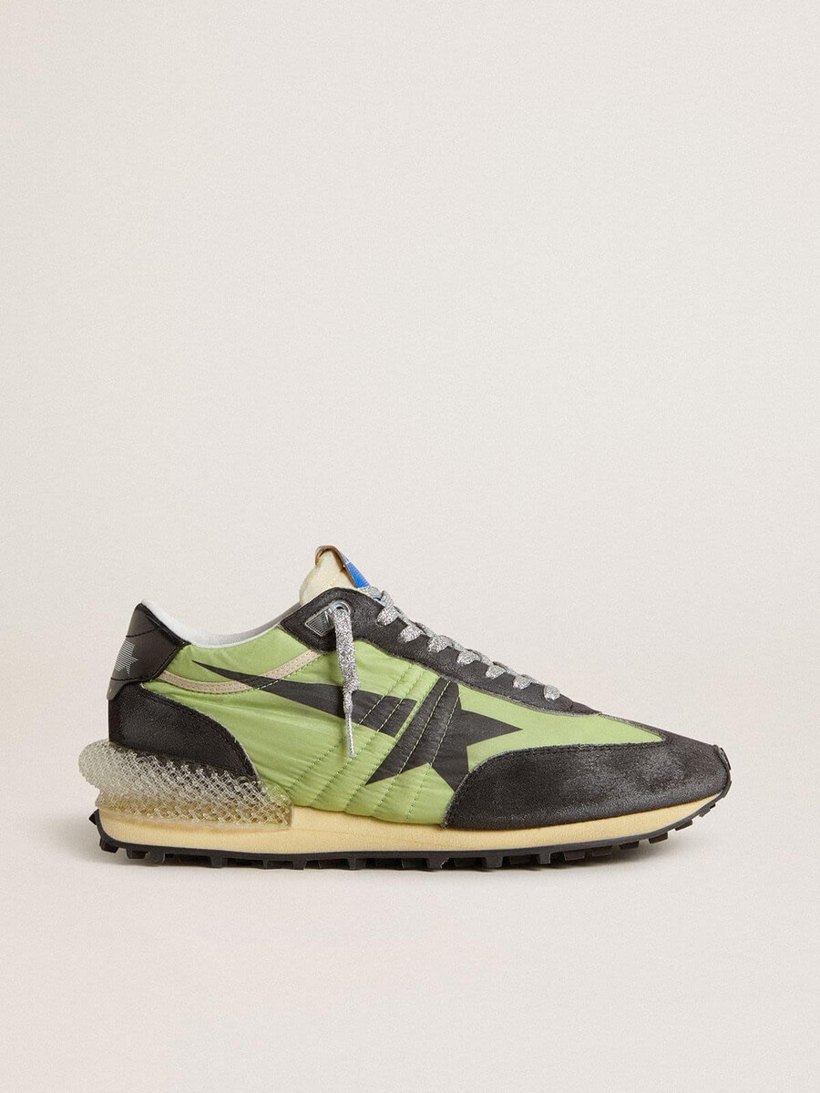 damesmarathon met groen nylon bovenwerk en zwarte ster