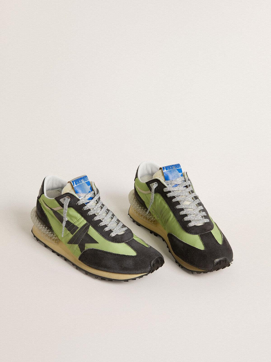 damesmarathon met groen nylon bovenwerk en zwarte ster