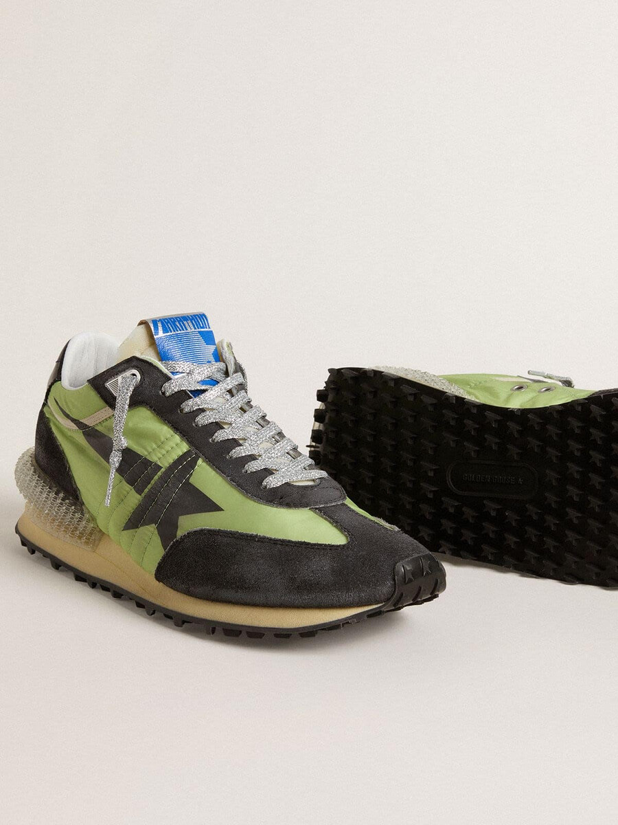 damesmarathon met groen nylon bovenwerk en zwarte ster