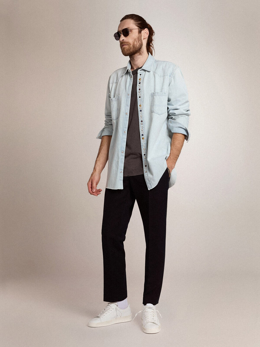 herenoverhemd van gebleekte denim met gehamerde studs