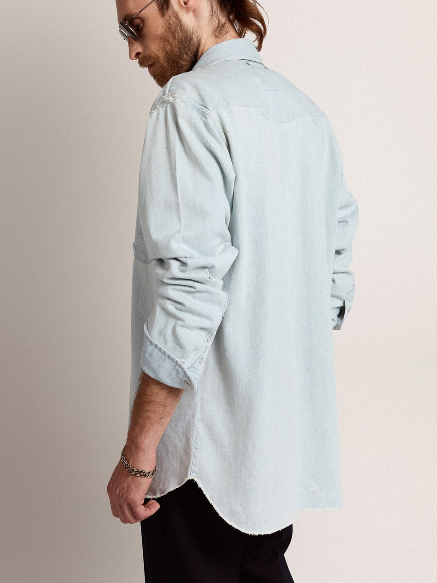 herenoverhemd van gebleekte denim met gehamerde studs