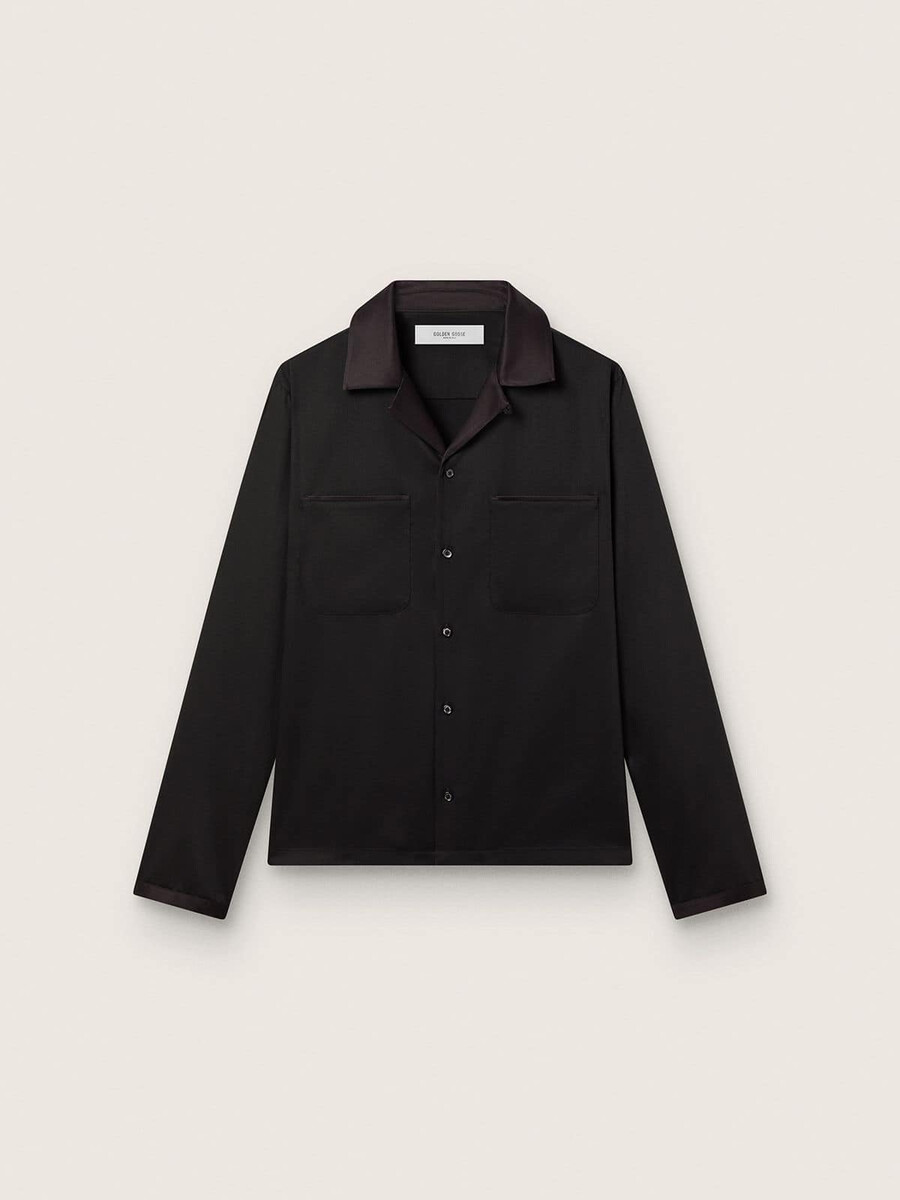 herenoverhemd van zwarte wollen twill met zwarte satijnen details.