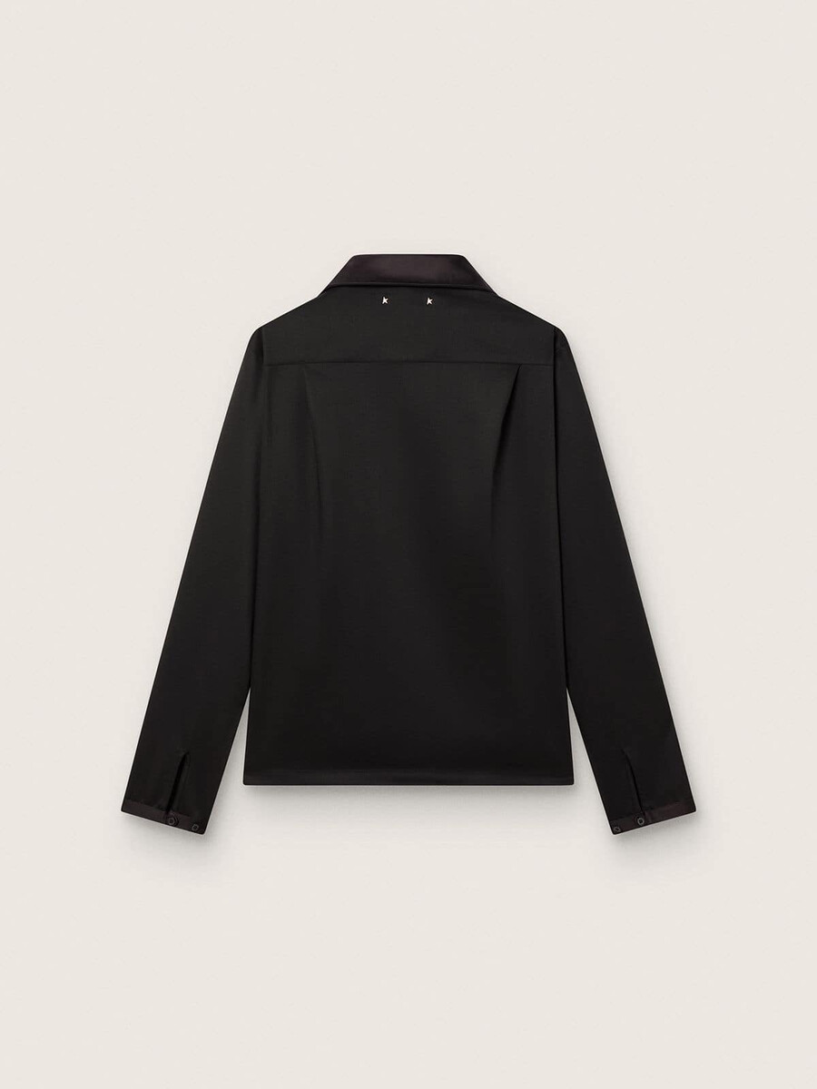 herenoverhemd van zwarte wollen twill met zwarte satijnen details.