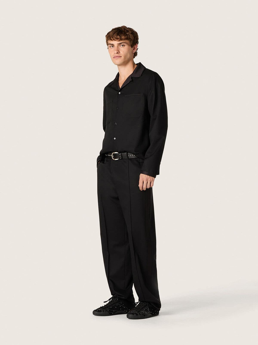 herenoverhemd van zwarte wollen twill met zwarte satijnen details.