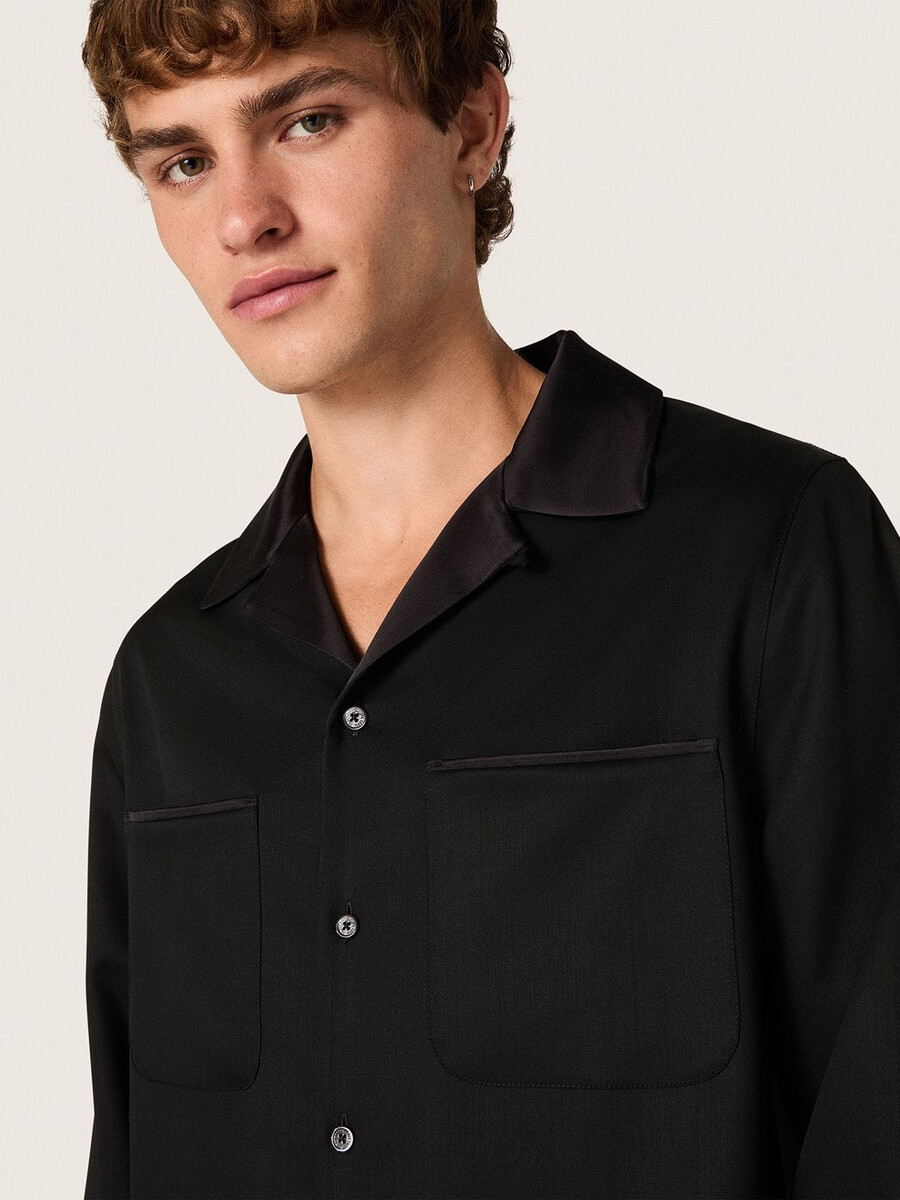 herenoverhemd van zwarte wollen twill met zwarte satijnen details.