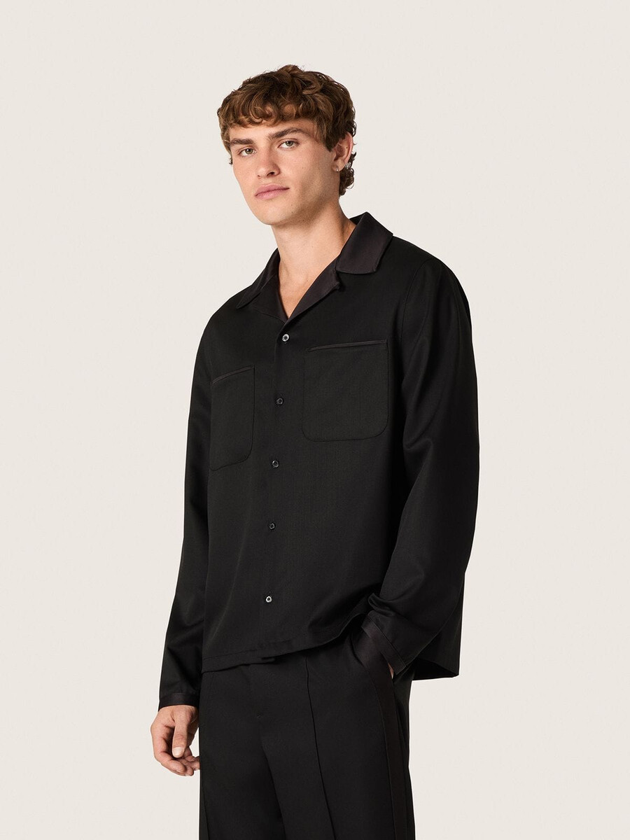 herenoverhemd van zwarte wollen twill met zwarte satijnen details.
