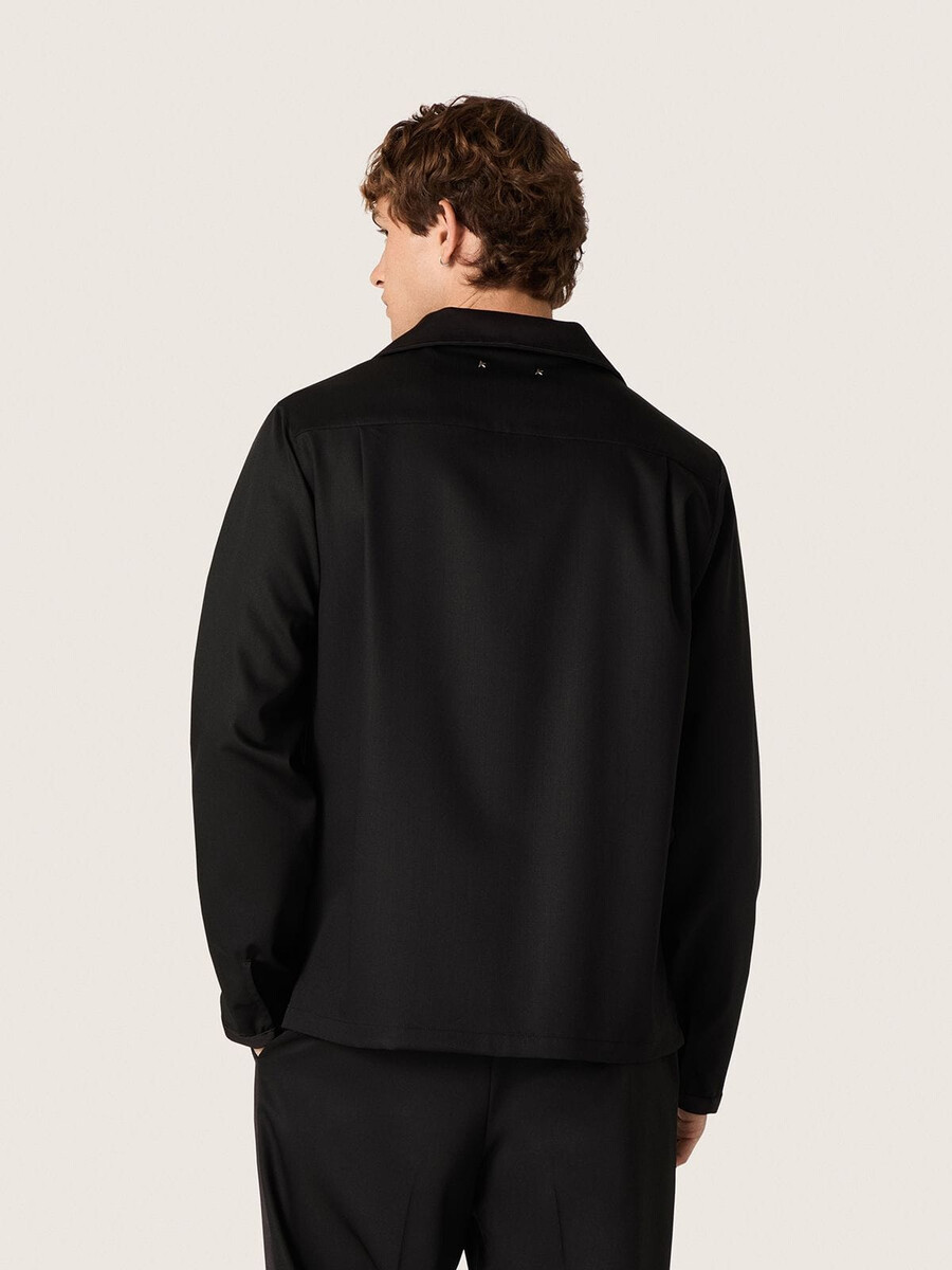 herenoverhemd van zwarte wollen twill met zwarte satijnen details.