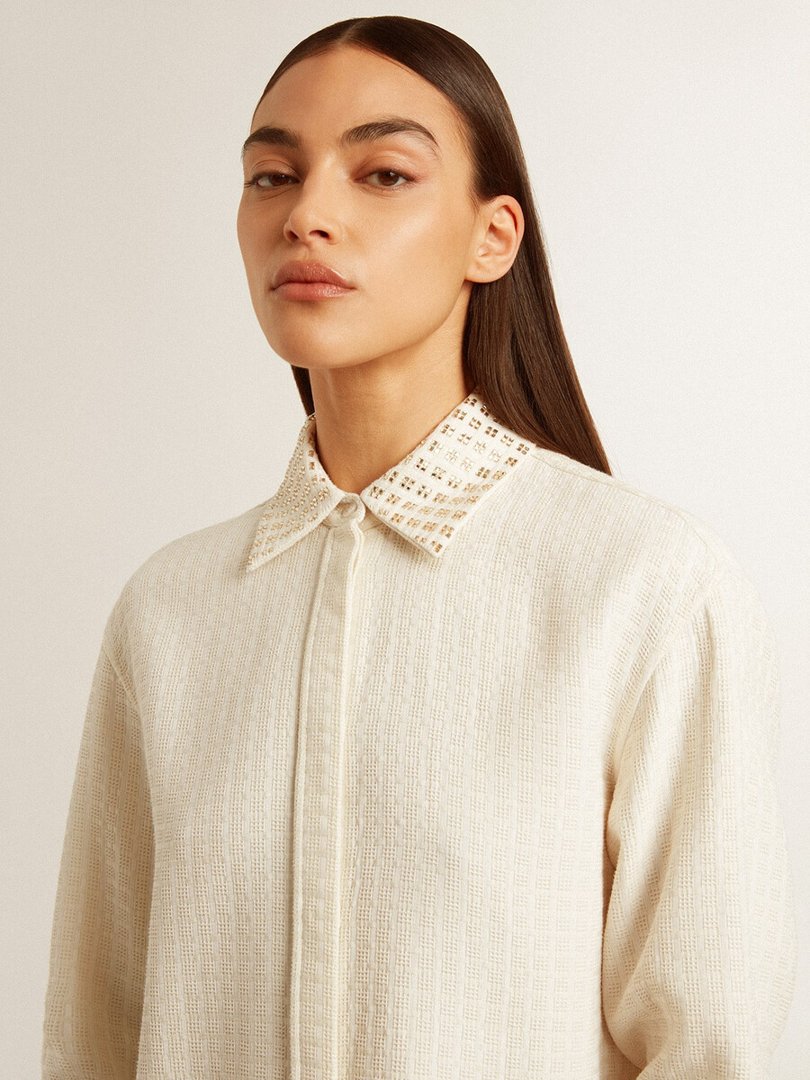 damesblouse van viscose en katoenmix met kraag versierd met kristallen.