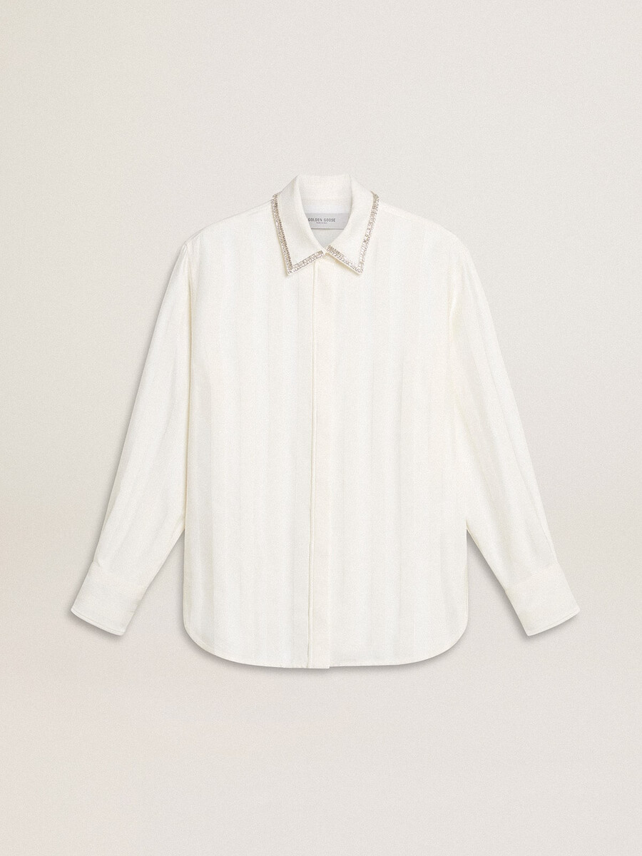 damesblouse met een verticaal streepmotief en kristallen borduursels.