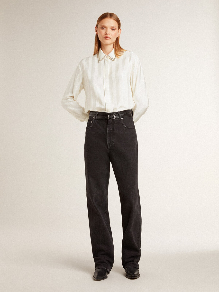 damesblouse met een verticaal streepmotief en kristallen borduursels.