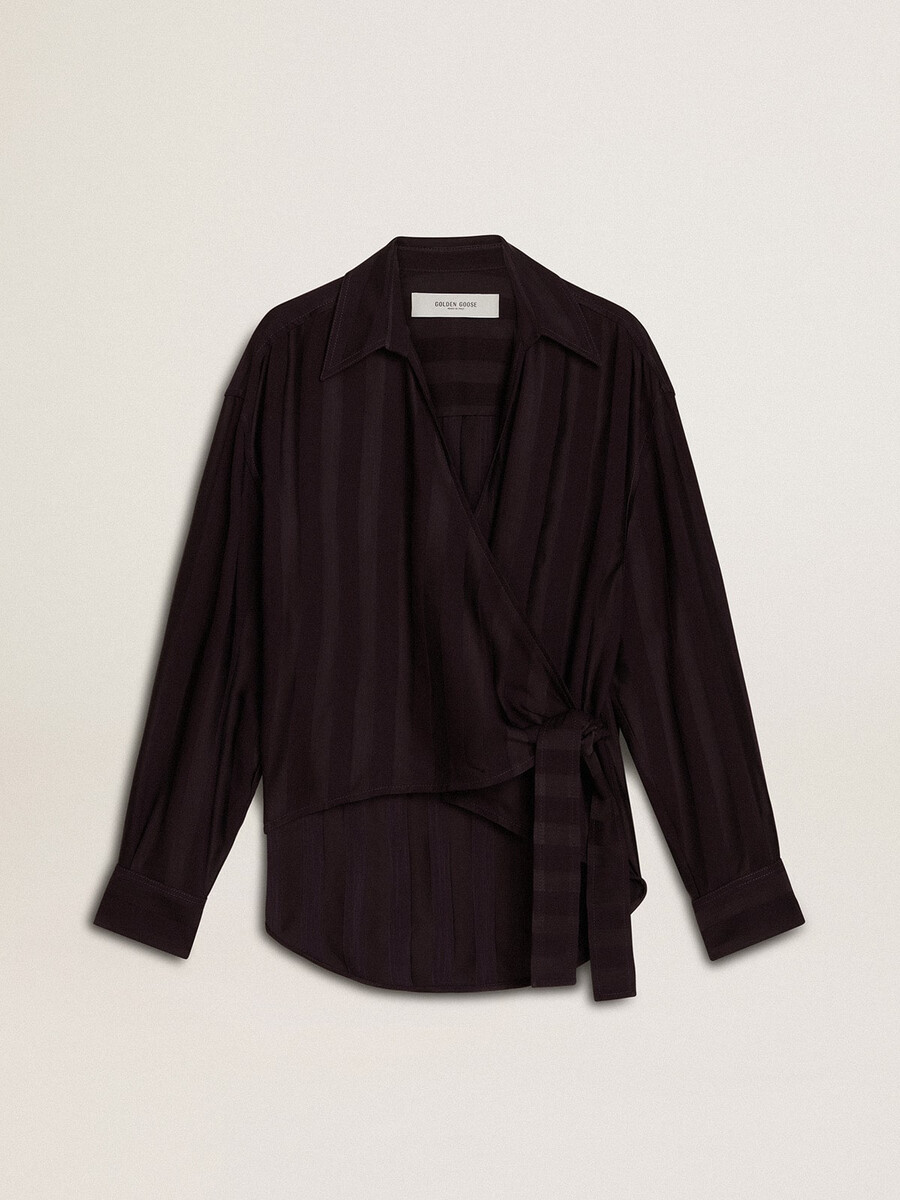 damesblouse in zwart met verticale strepen en knoopsluiting aan de zijkant.