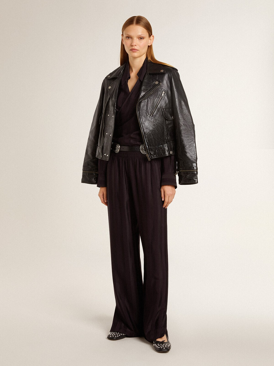 damesblouse in zwart met verticale strepen en knoopsluiting aan de zijkant.