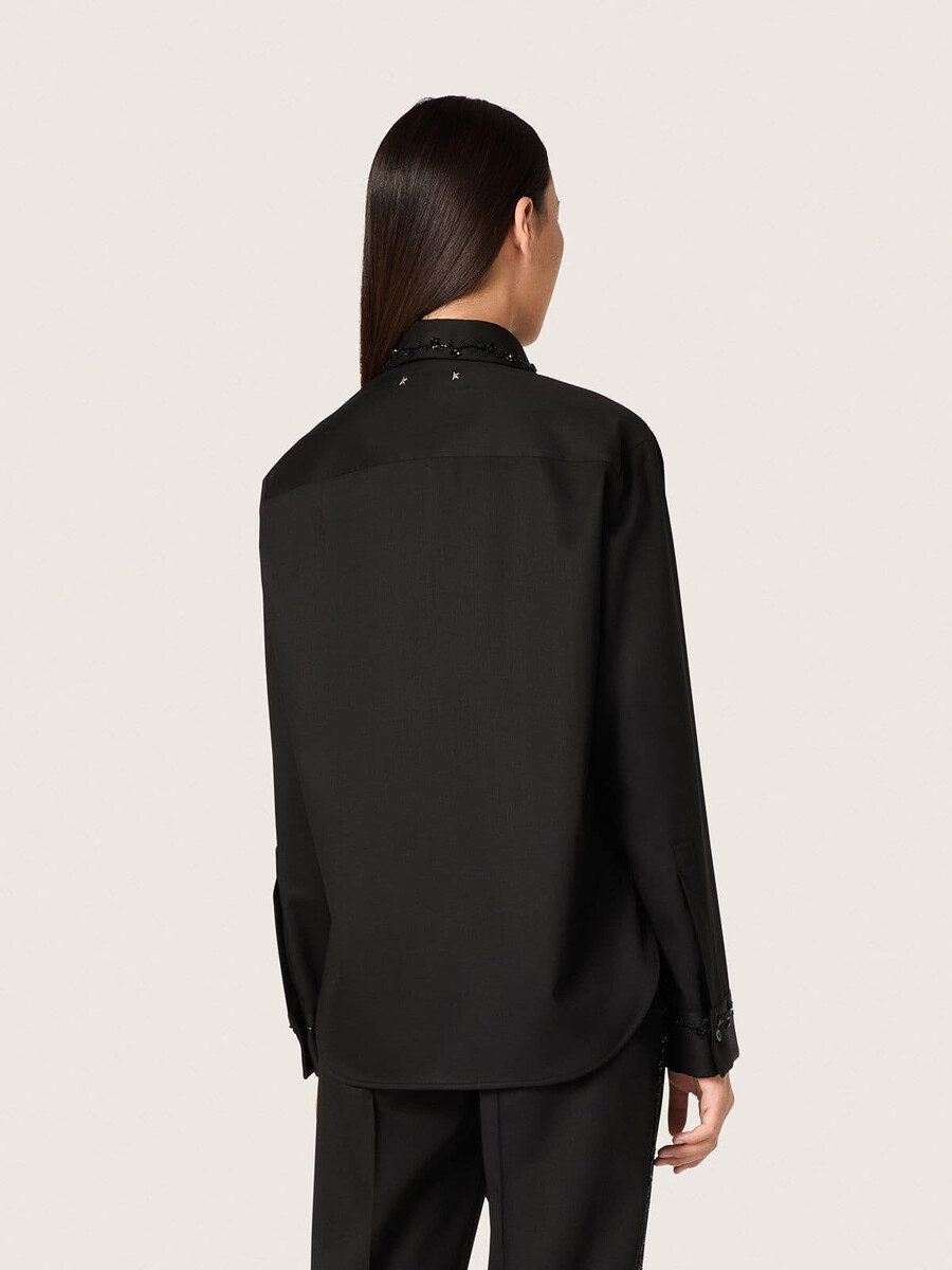 damesblouse van zwarte wollen keperstof met bloemenborduurwerk van glaskralen.