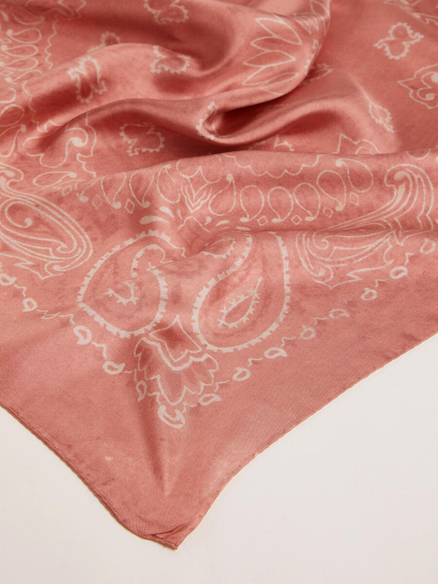 oude rozen sjaal met paisleyprint