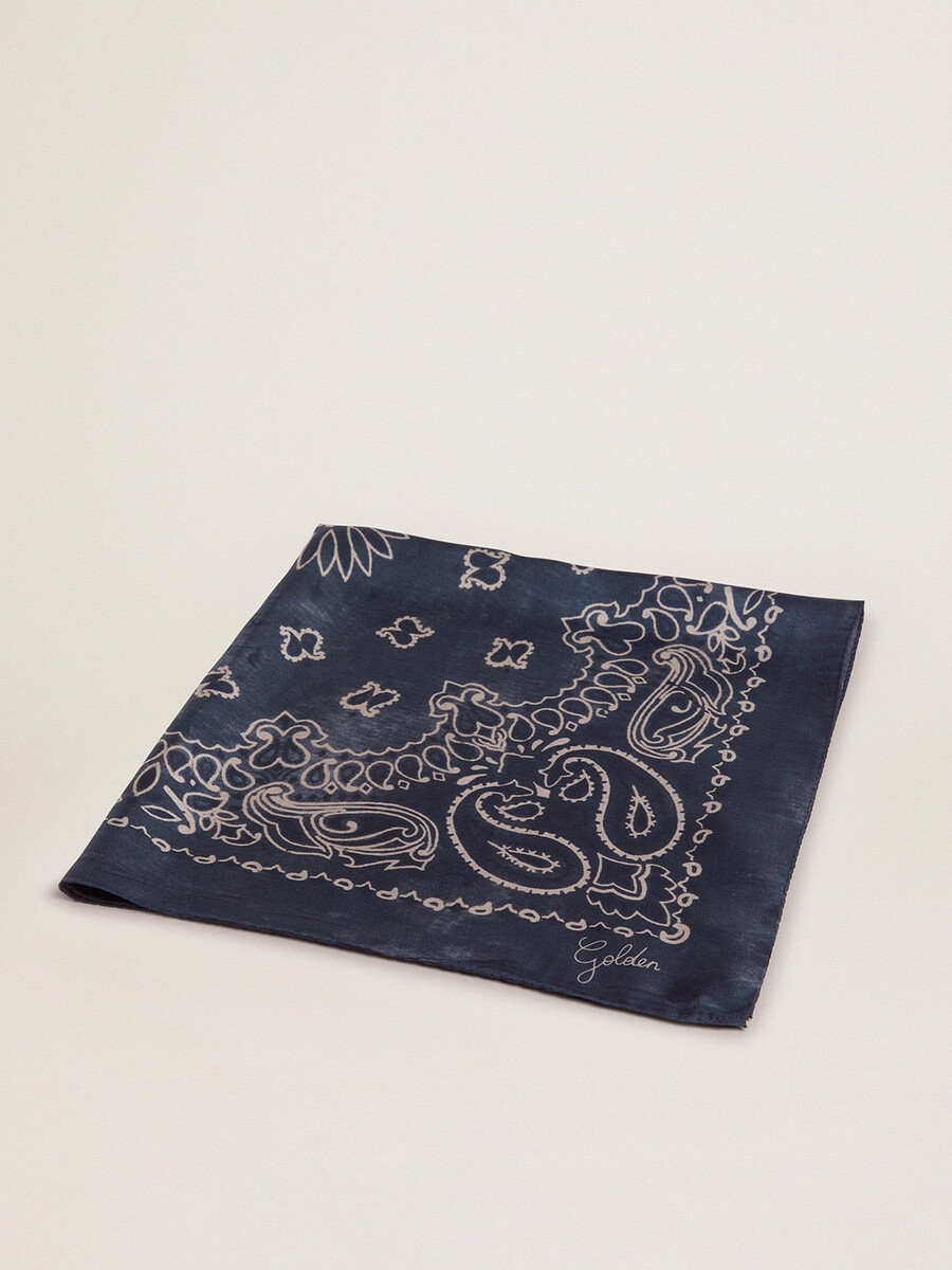 denimblauwe sjaal uit de golden collection met paisley-patroon.