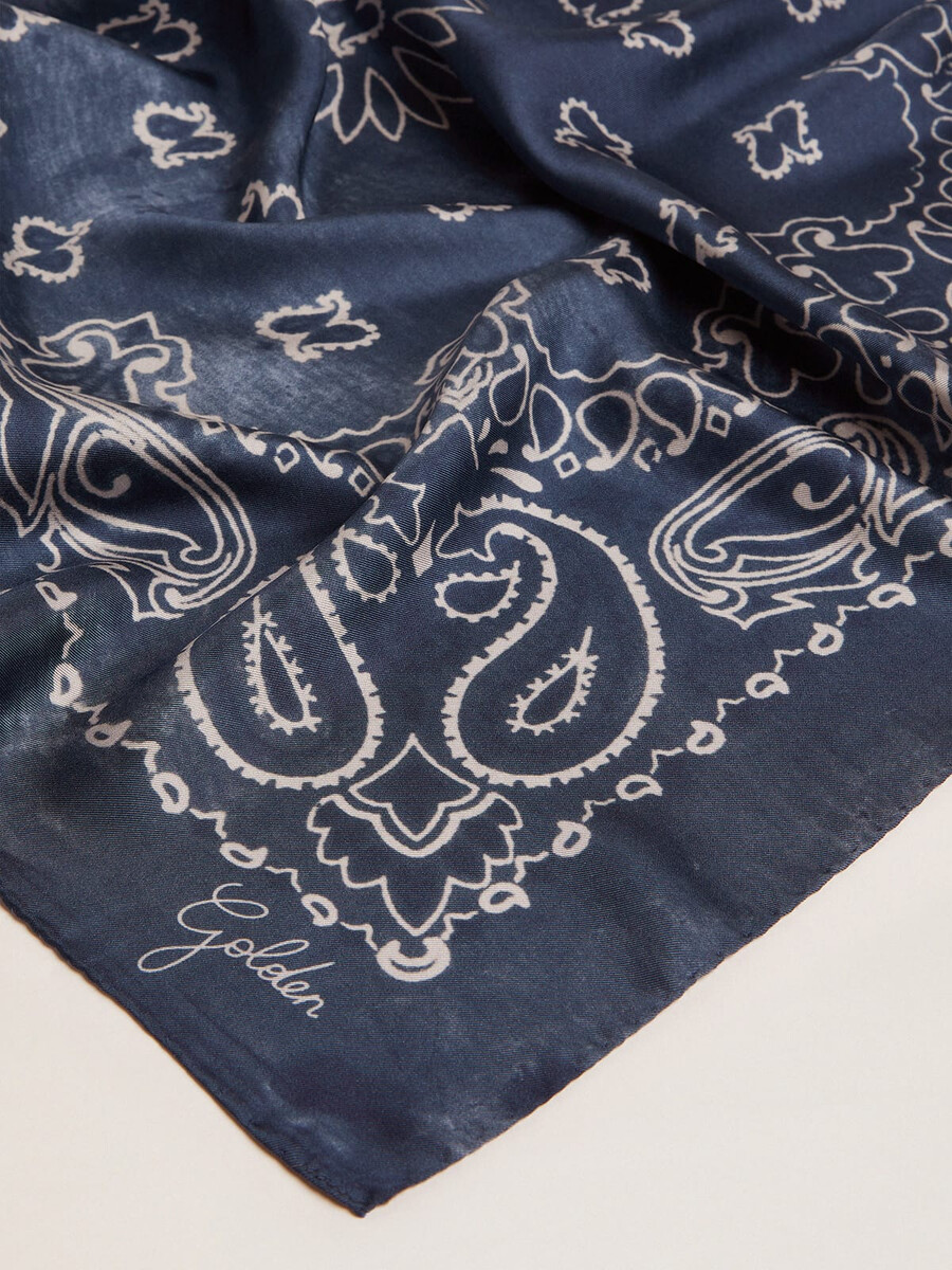 denimblauwe sjaal uit de golden collection met paisley-patroon.
