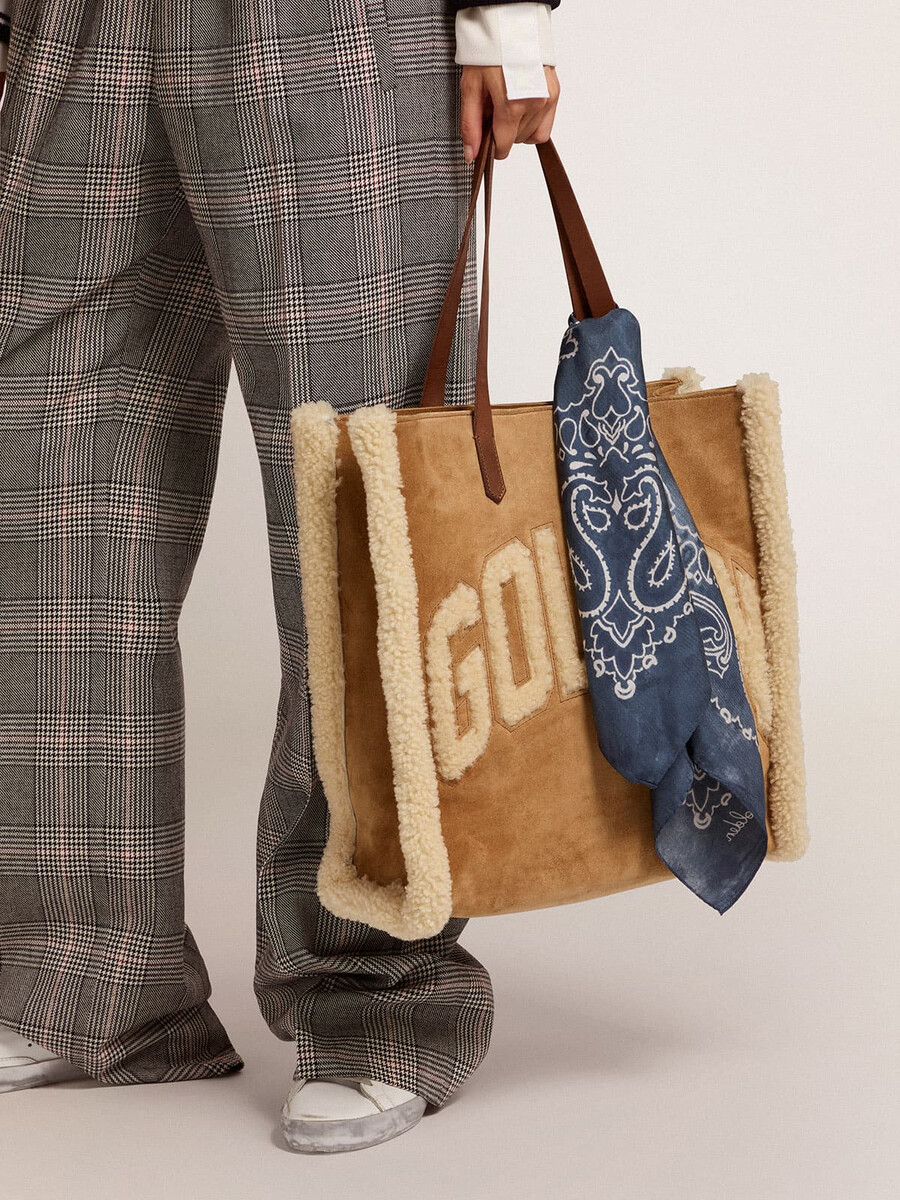 denimblauwe sjaal uit de golden collection met paisley-patroon.