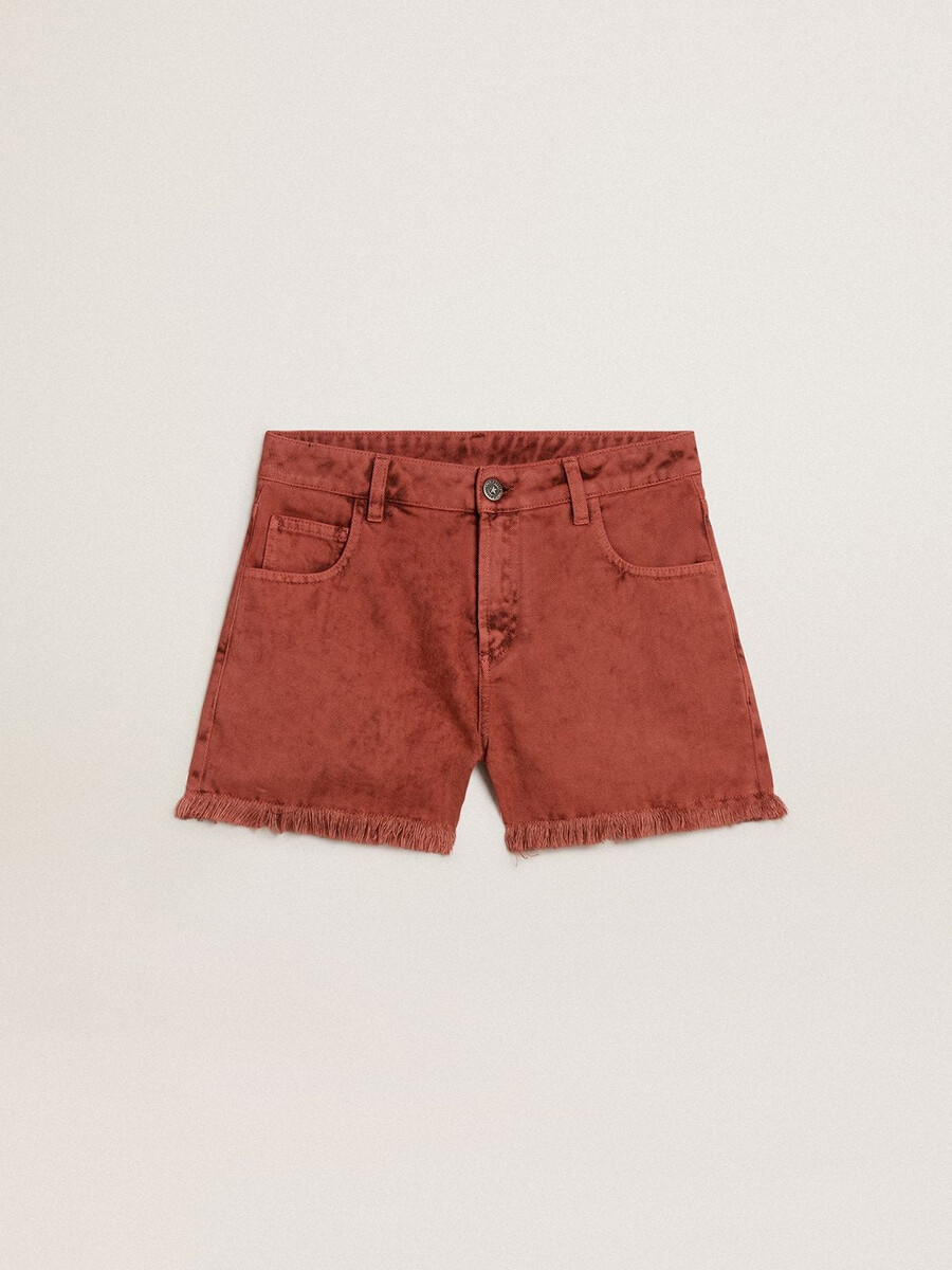 damesshorts van baksteenrood denim met golden mediterraneo-borduurwerk.