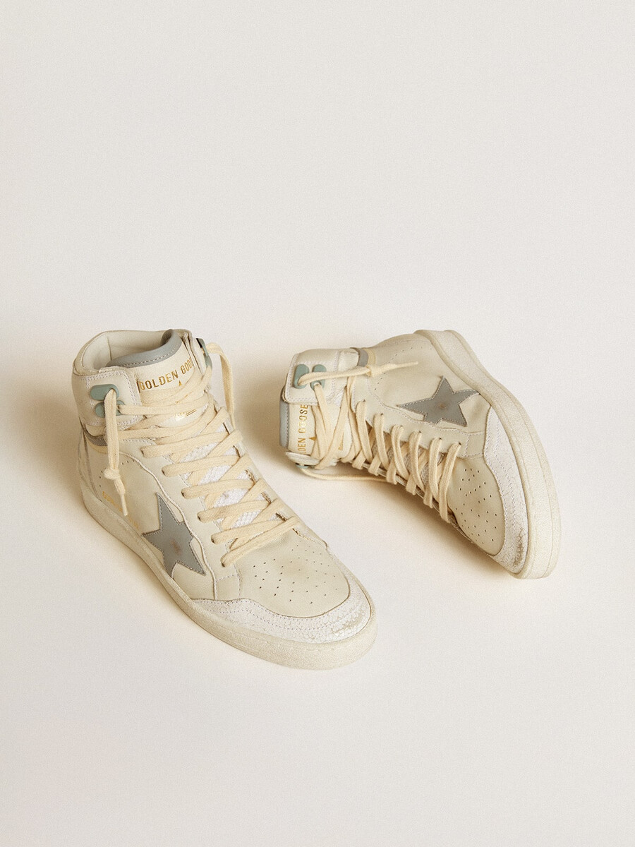 dames sky-star in leer met lichtblauwe leren ster en witte hielband.