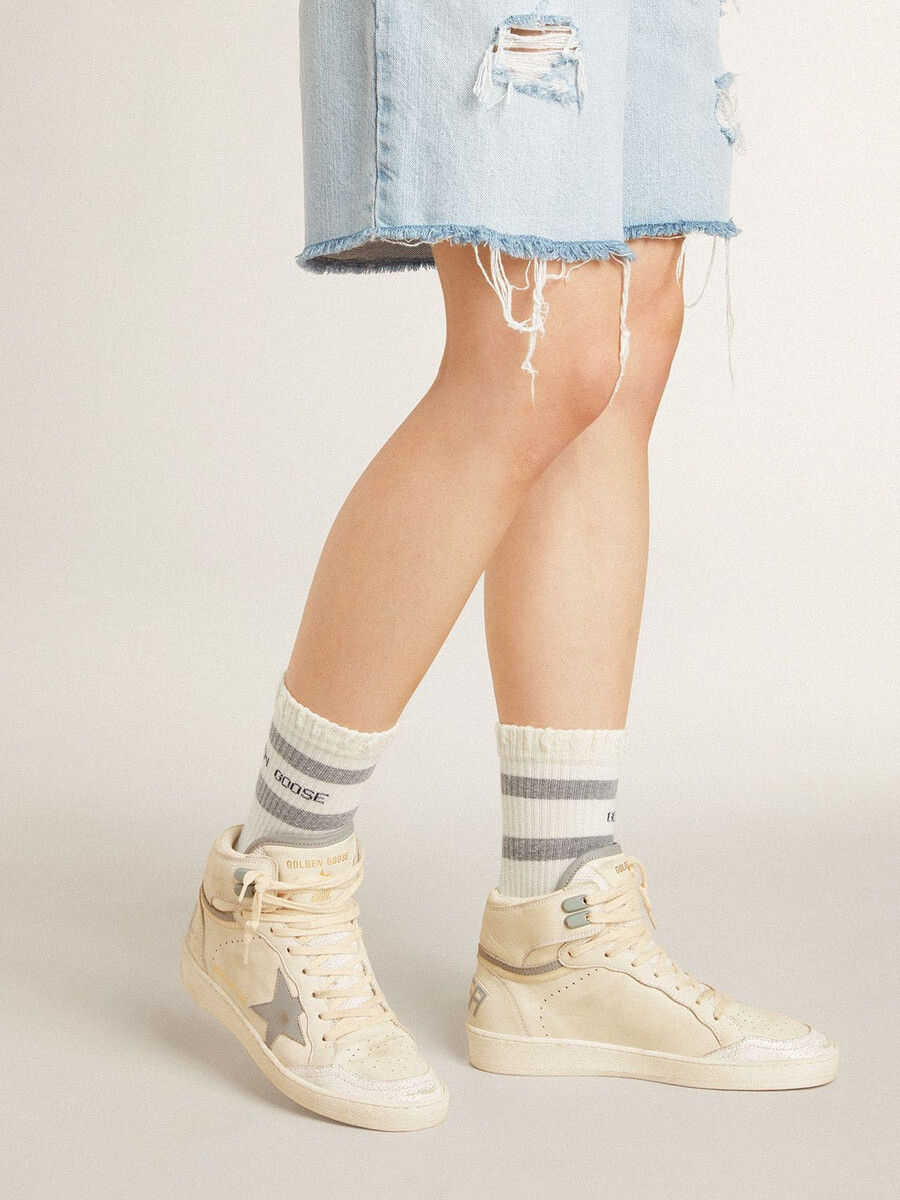dames sky-star in leer met lichtblauwe leren ster en witte hielband.