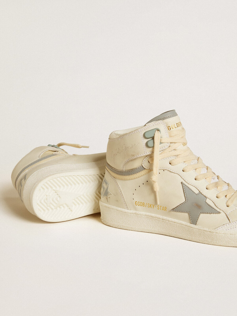 dames sky-star in leer met lichtblauwe leren ster en witte hielband.
