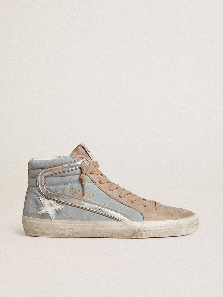 herenslippers van lichtblauw canvas met zilverkleurige metallic leren accenten