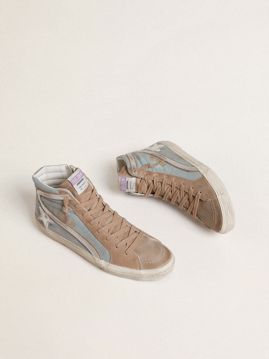 herenslippers van lichtblauw canvas met zilverkleurige metallic leren accenten