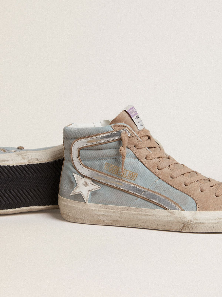 herenslippers van lichtblauw canvas met zilverkleurige metallic leren accenten