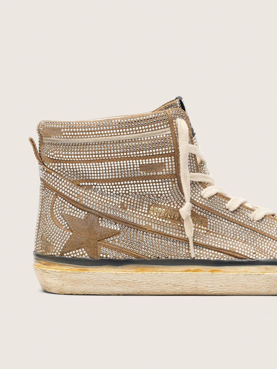 slide lab herensneakers in tabakskleurig suède met kristallen en een tabakskleurige suède ster.