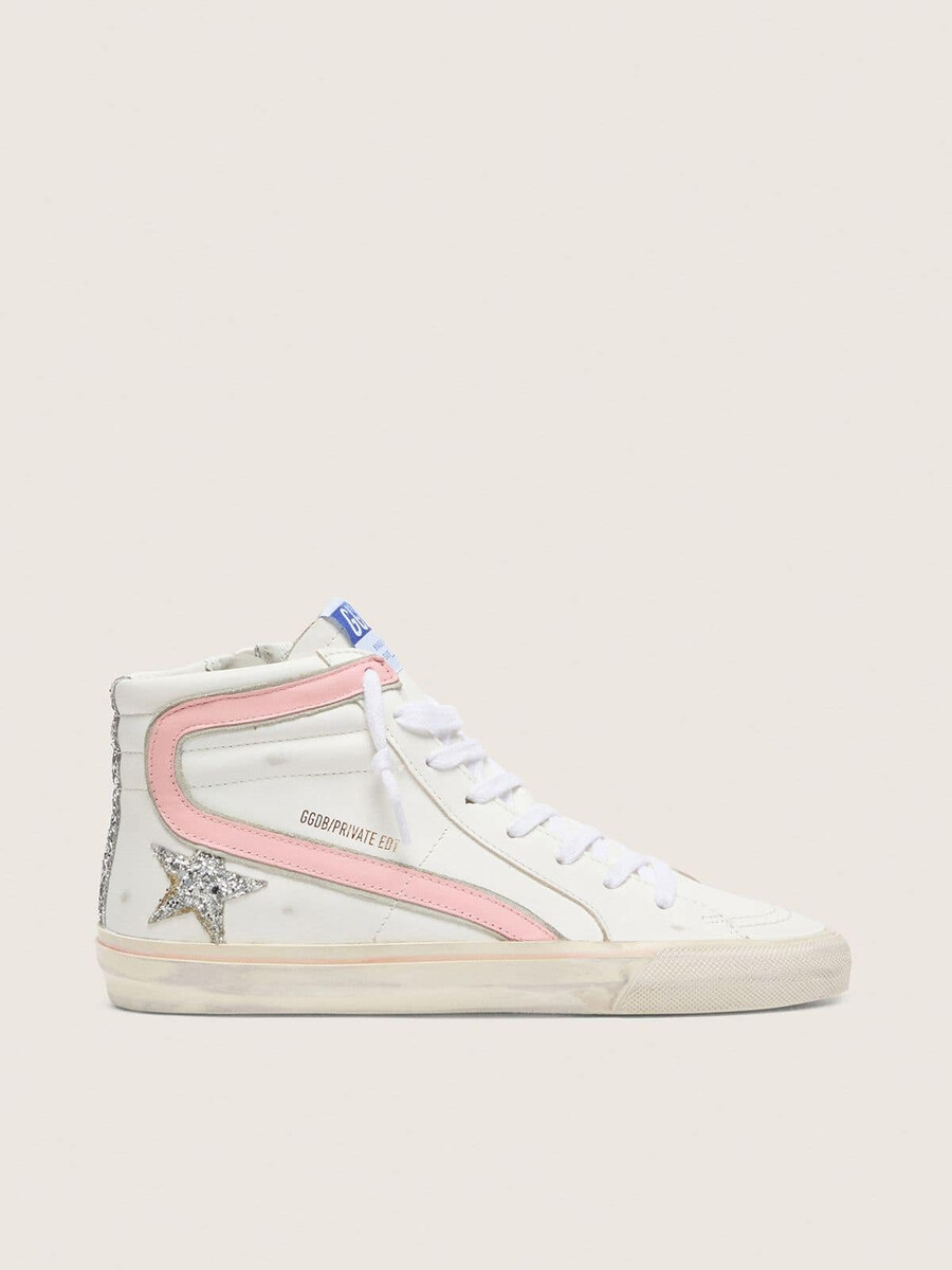 damesslippers van wit leer met zilveren glitterster en roze leren accenten.