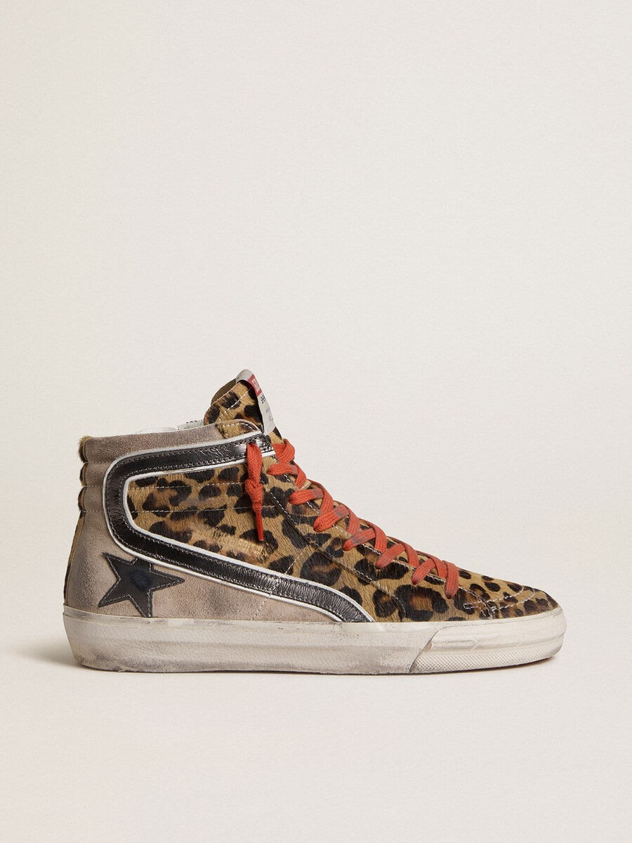 damesslippers ltd in ponyhuid met luipaardprint met metallic leren ster en accenten.
