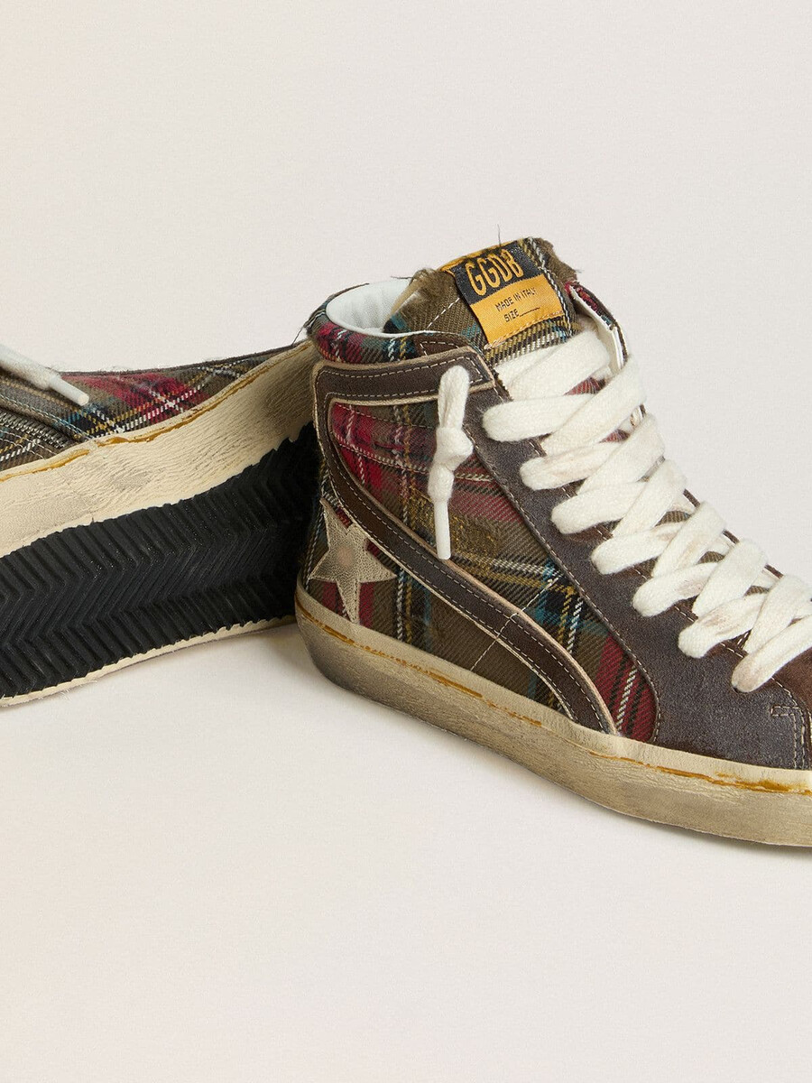 damesslipper in rood tartan met zilveren nappalederen ster en zwarte suède accenten