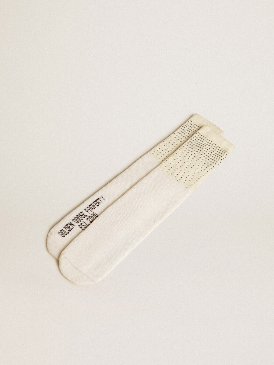 versleten witte sokken met aangebrachte kristallen.