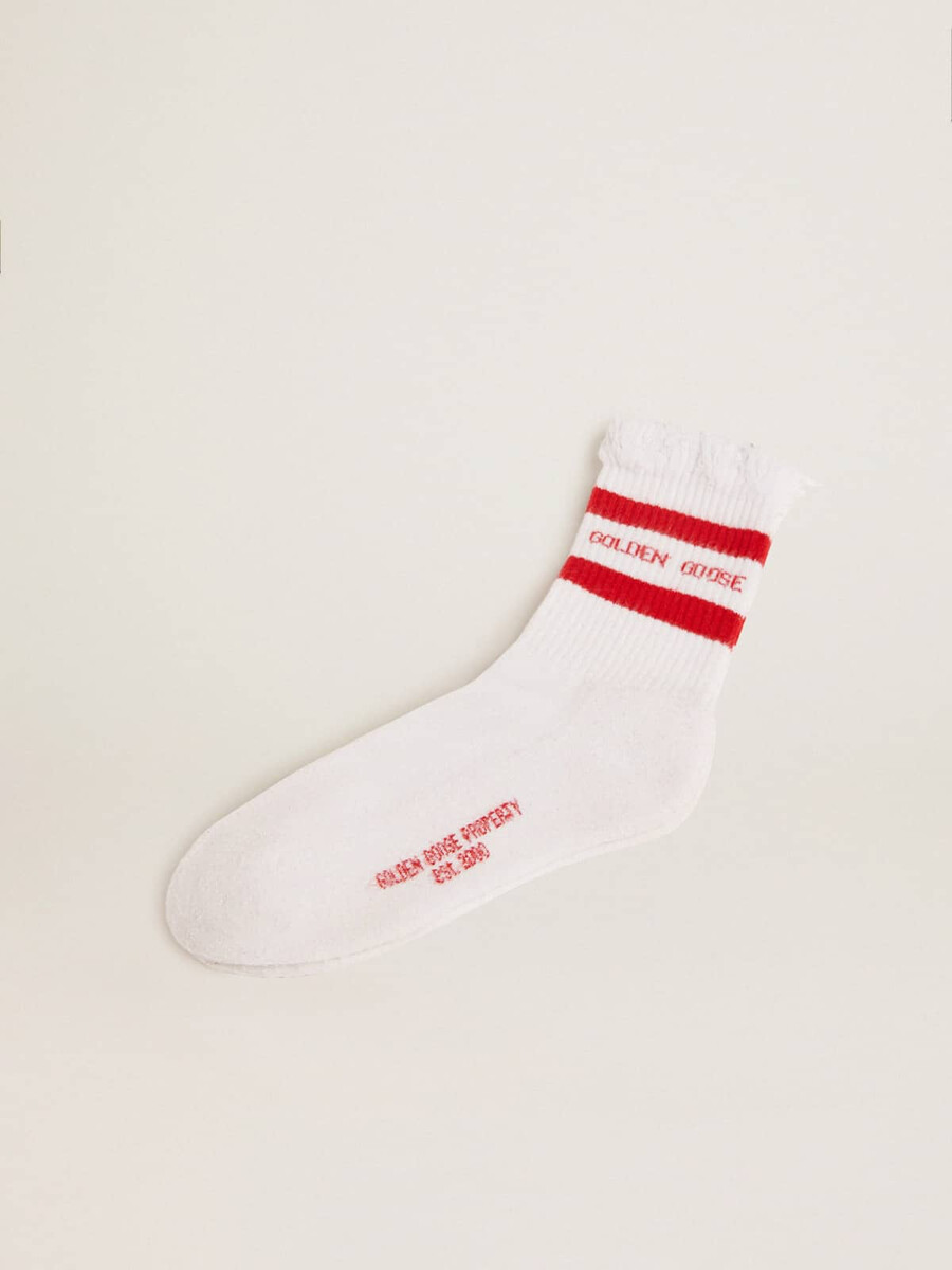 witte sokken met een verweerde look en rode strepen.