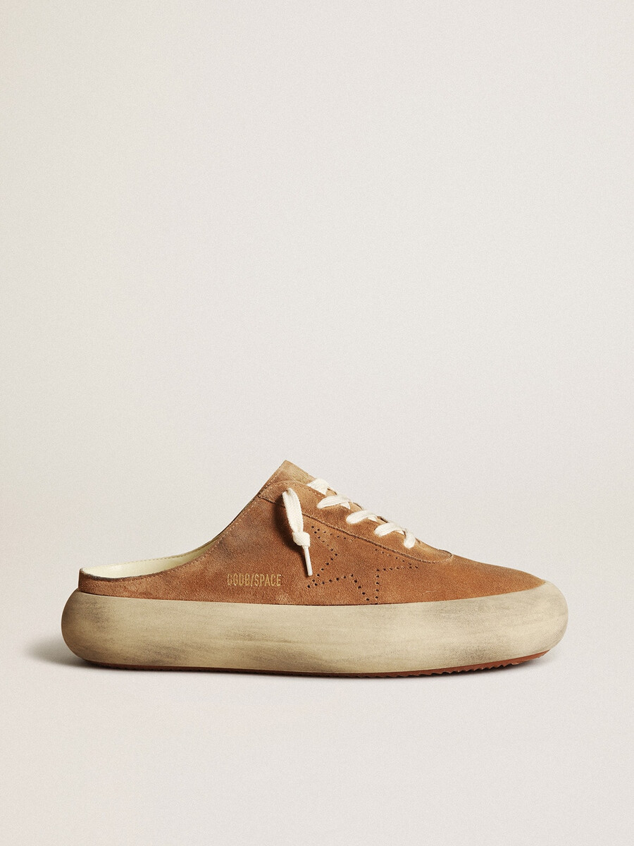 space-star sabot herenschoenen van tabakskleurig suède met geperforeerde ster.