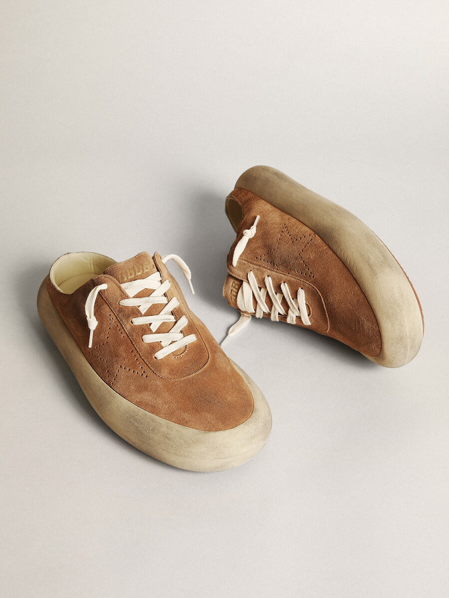 space-star sabot herenschoenen van tabakskleurig suède met geperforeerde ster.