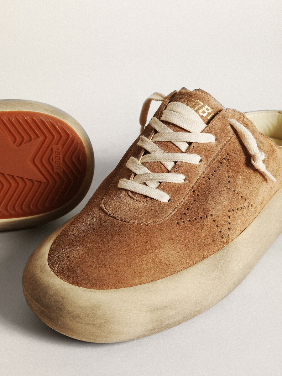 space-star sabot herenschoenen van tabakskleurig suède met geperforeerde ster.