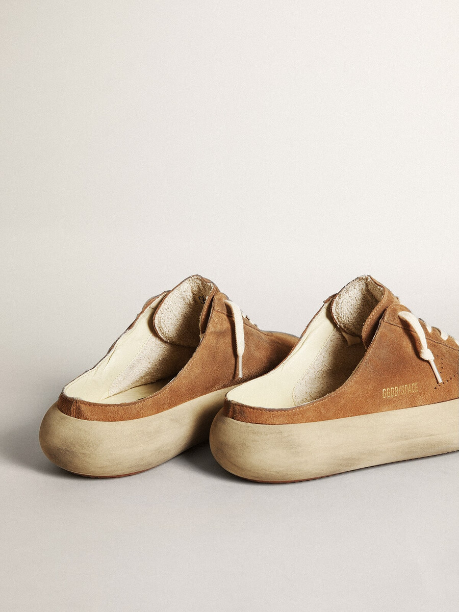 space-star sabot herenschoenen van tabakskleurig suède met geperforeerde ster.