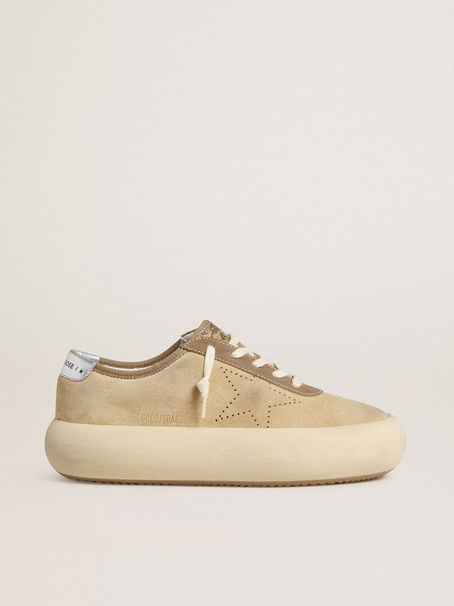 dames space-star in beige suède met geperforeerde ster en metallic zilverkleurige hielband.