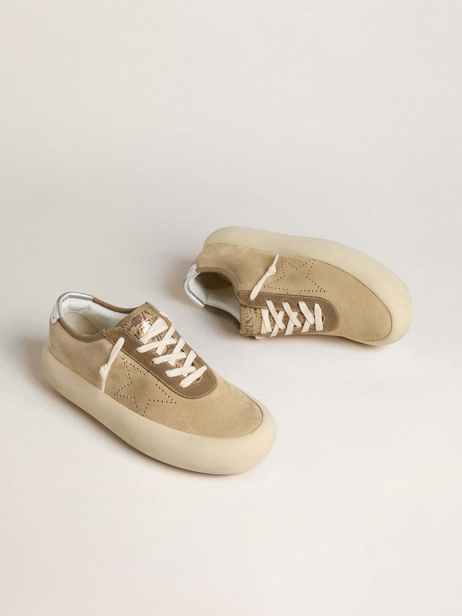 dames space-star in beige suède met geperforeerde ster en metallic zilverkleurige hielband.
